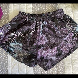 Lululemon Hottie Hot Shorts 2.5”